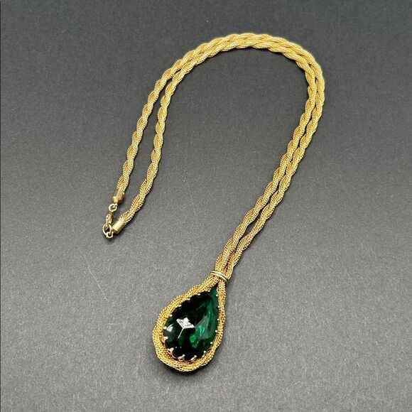 VTG 1970s Gold Tone Twisted Mesh Necklace with Green Faceted Glass Pendant - Picture 5 of 8